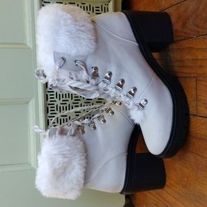 Women's Esprit size 6.5 chunky heel boot in Ivory